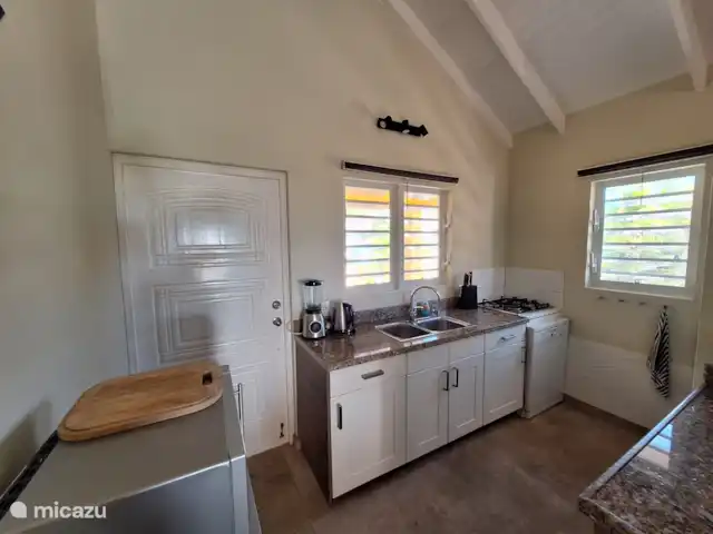 Villa Kas Tribon met privé zwembad huren in Curaçao, Banda Abou (west), Fontein - villa Aan de andere kant van de keuken een grote Amerikaanse koelkast met vriezer, koffiezetapparaat,waterkoker en broodrooster.