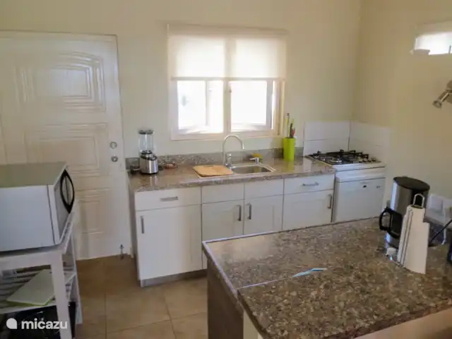 Villa Kas Tribon met privé zwembad huren in Curaçao, Banda Abou (west), Fontein - villa Ruime open keuken met 4 pits gaskooktoestel,vaatwasser en combimagnetron.