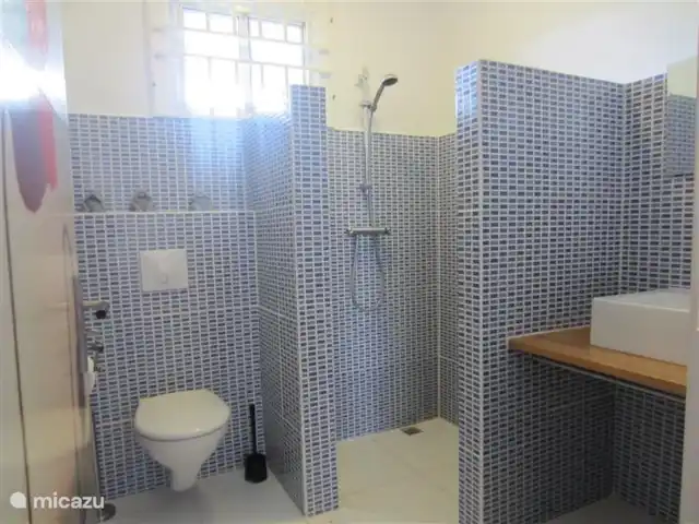 casa vacacional en Surinam, Wanica, Dirección – A la vuelta de la esquina El baño con agua fría y caliente.