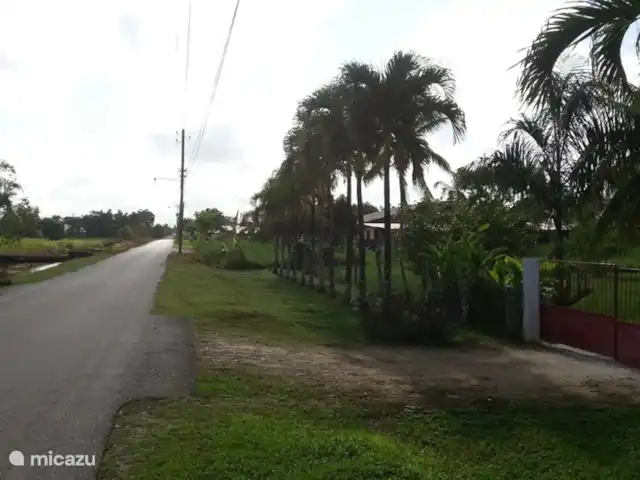 casa vacacional en Surinam, Wanica, Dirección – A la vuelta de la esquina Entrada