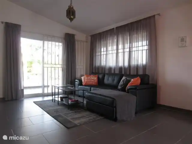 casa vacacional en Surinam, Wanica, Dirección – A la vuelta de la esquina Sala de estar con TV de pantalla plana