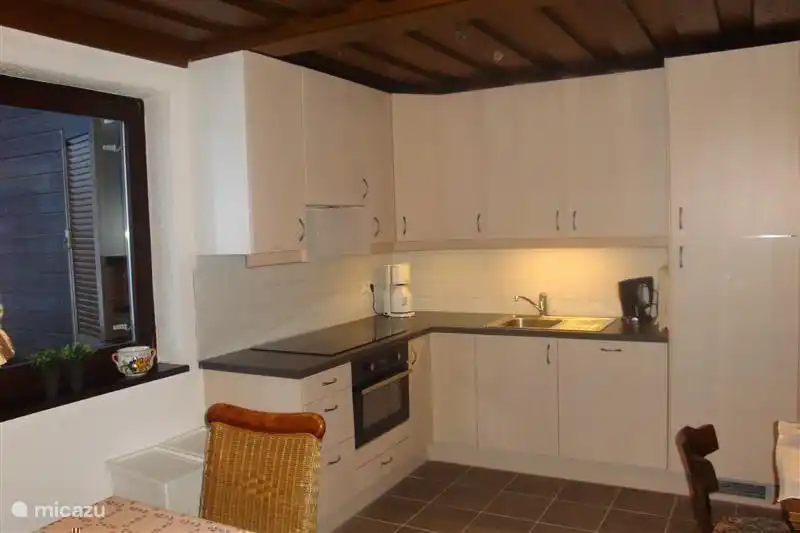 Die neue Küche mit großem Kochfeld, Kombimagnetron, Geschirrspüler, Kühlschrank mit Gefrierfach und Kaffeemaschine.