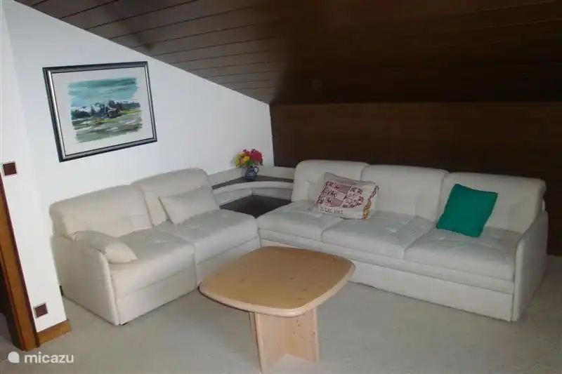 Der geräumige Dachboden. Sie können diesen Raum durch die großen BettSofa um als zusätzlichen Wohnraum, sowie ein Schlafzimmer nutzen.