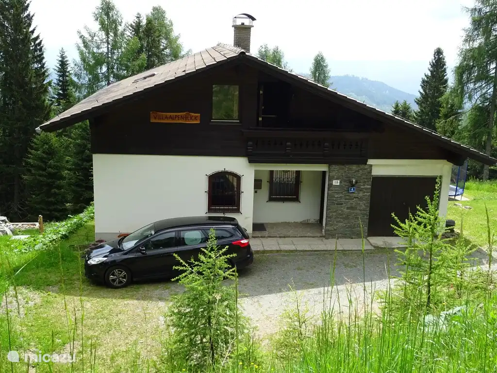 Ein Blick auf unser Haus und die Umgebung. Dieses Bild wurde von der Straße genommen. Über eine private Zufahrt, im Winter auch gefegt, können Sie parken direkt vor der Tür. Die Skipiste befindet sich direkt über dem Haus und auf der Front Sitzen Sie völlig frei auf dem großen Balkon.