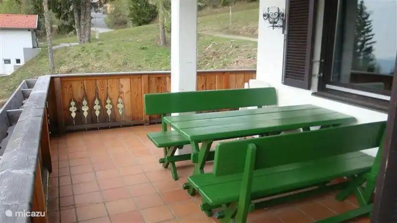 Ein Teil der sehr großen Balkon. Diese Tabelle lädt Sie zu einem wunderbaren Frühstück in der Morgensonne!