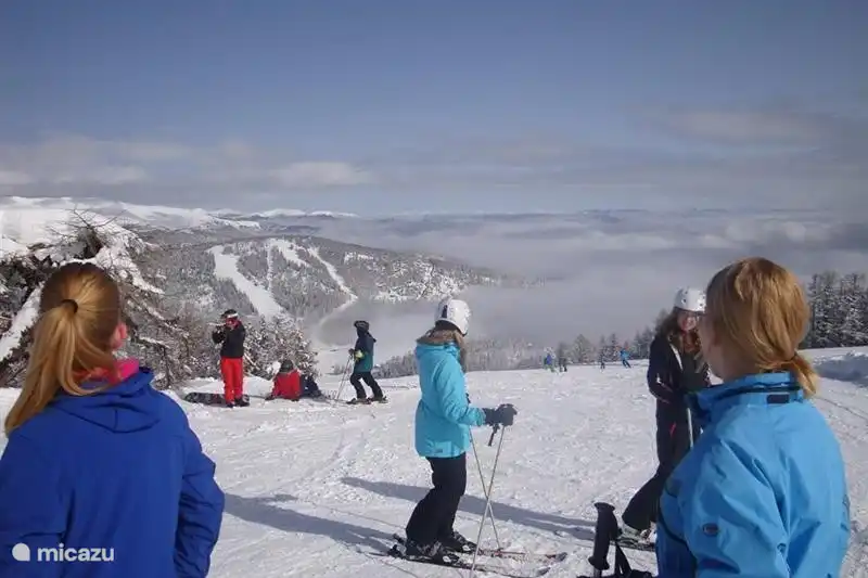 Ein Blick in den frühen Morgen oben auf der schwarzen Piste. Das Gebiet ist klar und bietet noch viele Möglichkeiten auf allen Ebenen. Es gibt zwei sehr große Skigebiete in der Nähe, aber ofter kommen Menschen davon  zu Hochrindl dann umgekehrt !