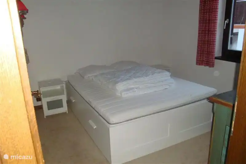 Das Hauptschlafzimmer mit Erhöhungen DoppelBett im Erdgeschoss macht auch für menschen der etwas Schwierig laufen, das  verbleiben angenehm.