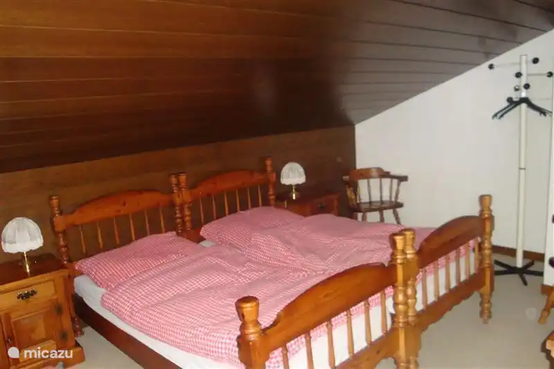 Ein weiteres großes Schlafzimmer mit 2 Betten 1 Person.