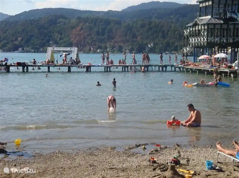 Baden im Wörthersee, einem der nahe gelegenen Seen.