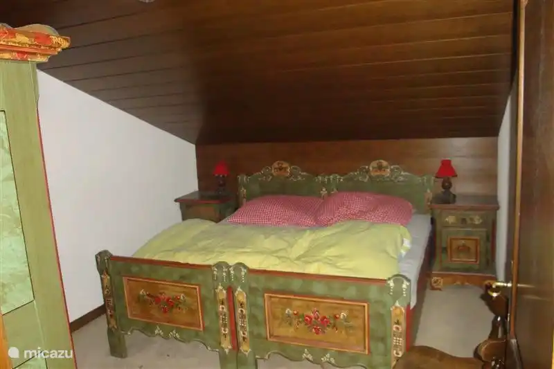 Eines der Zimmer im Dachgeschoss mit handbemalten Möbeln!