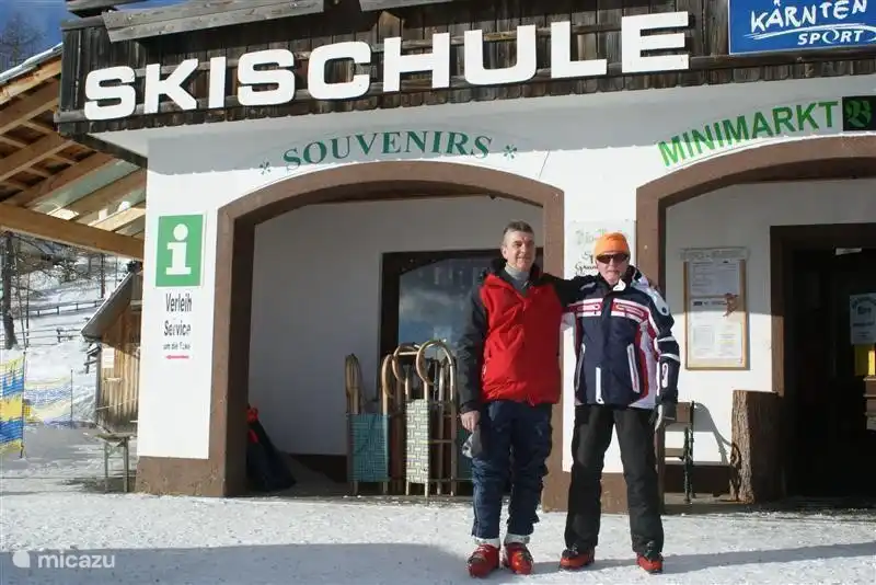 Die Skischule, Skiverleih und Minimarkt sind zu Fuß erreichbar.
Im Mini-Markt können Sie frische Brötchen kaufen(bestellen). Es ist aber auch schön selbst Brötchen backen, unsere Kinder sagen das ist Fabelhaft!