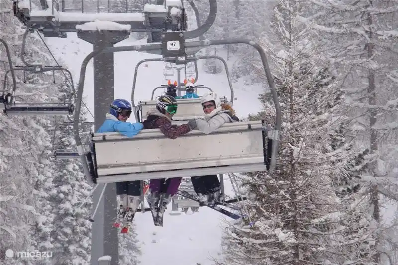 Der Sessellift Hochrindl. Warten brauchen sie hier fast nicht!