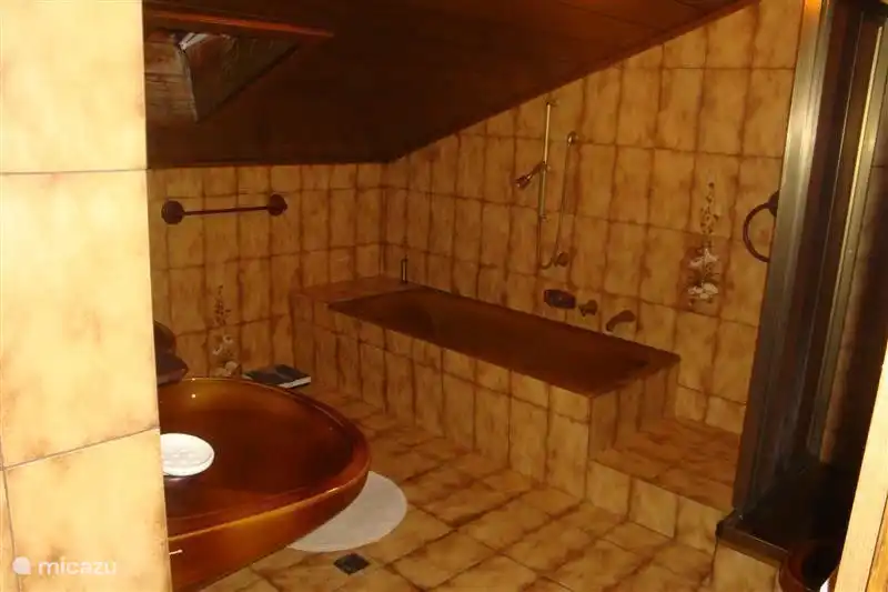 Der zweite Badezimmer in Östereichische Still mit Badewanne, Dusche, WC, Bidet und 2 Waschbecken.