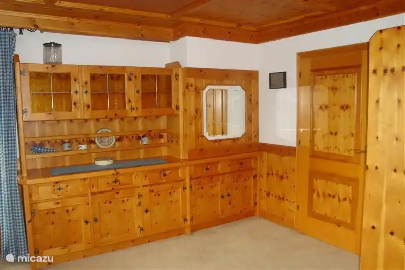 Die Zirbenzimmer. Die österreichische Lebens im Keller.