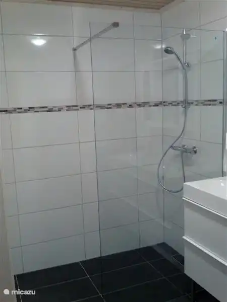 Die neue begehbare Dusche im Badezimmer.