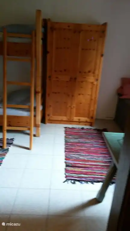 Das Schlafzimmer im Gästehaus mit 2 Etagenbetten.