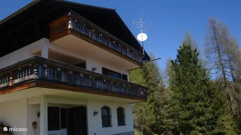 Das große Haus mit mehr als 300 m2 Wohnfläche. Auf der rechten Seite des Waldes, der durch nach vorne verläuft. Die Rehe laufen durch Ihren Garten!