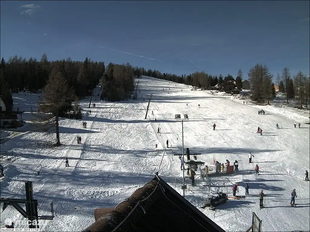 Die blaue (Anfänger-)Piste mit dem Anfängerlift auf der rechten Seite und dem Lift auf der linken Seite, der Sie in das restliche Skigebiet bringt.