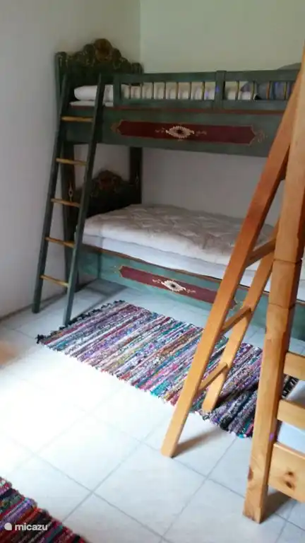 Das Schlafzimmer im Gästehaus mit 2 Etagenbetten.