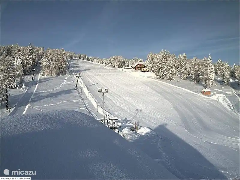 Die Skipiste ist nur wenige Gehminuten.
Die Aufzüge sind lecker hier vorteilhaft. Im Vergleich zu anderen Bereichen bis zu 50% billiger. Für Großfamilien gibt sogar einige Kinder frei. Siehe auch Hochrindl.at und noch viele wunderbare Skifahren auf allen Ebenen.