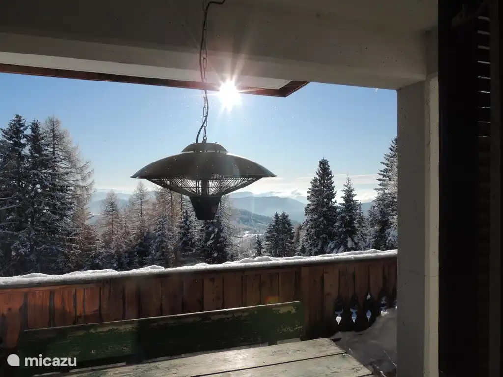 Sie können auf dem Balkon entspannen. Es gibt sogar eine IF-Lampe, damit die Raucher abends etwas Komfort haben.