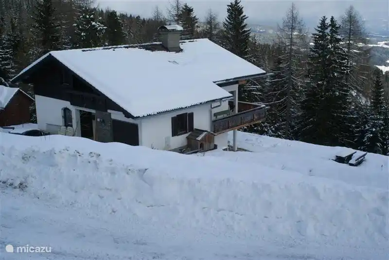 Das Haus von der Straße aus gesehen. Raum in und um das Haus !.