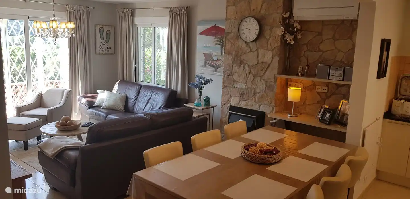 Geräumiger Tisch und Blick auf die Sitzecke