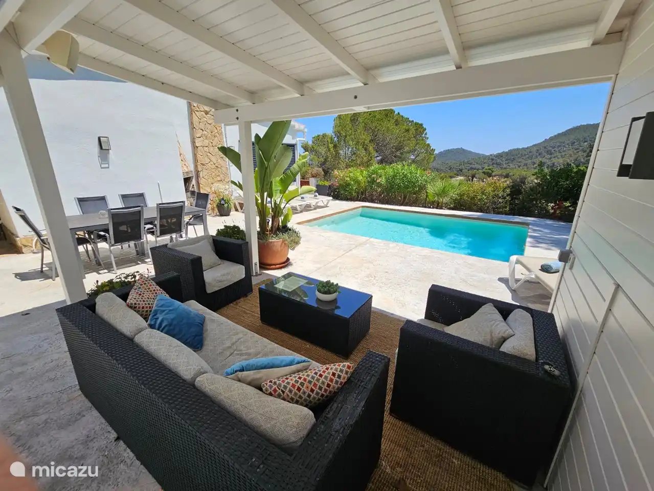 Schöne schattige Terrasse