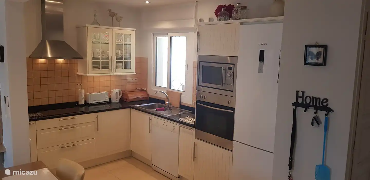 Küche mit allen modernen Geräten des täglichen Bedarfs ausgestattet