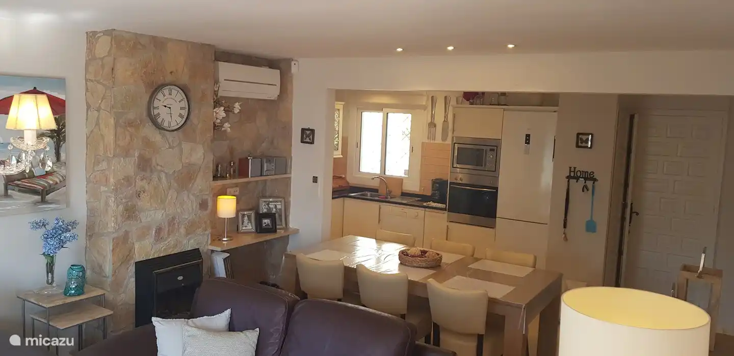 Wohnzimmer mit Blick auf die Küche