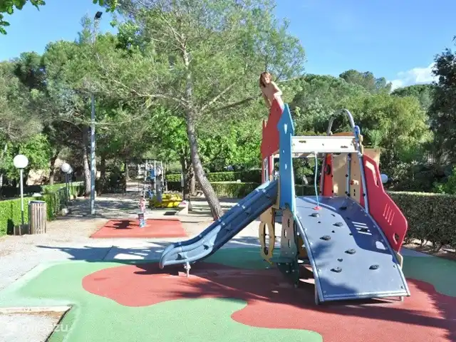 chalet en Francia, Costa Azul, Roquebrune-sur-Argens – Chalet Provenza Costa Azul Parque infantil en el camping Lei Suves Greenchalets