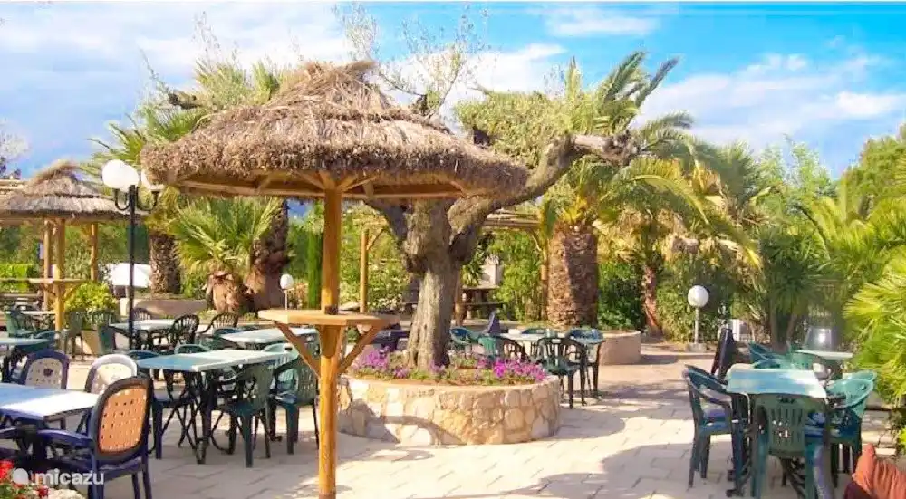 Terrassenrestaurant auf dem Campingplatz Lei Suves Greenchalets