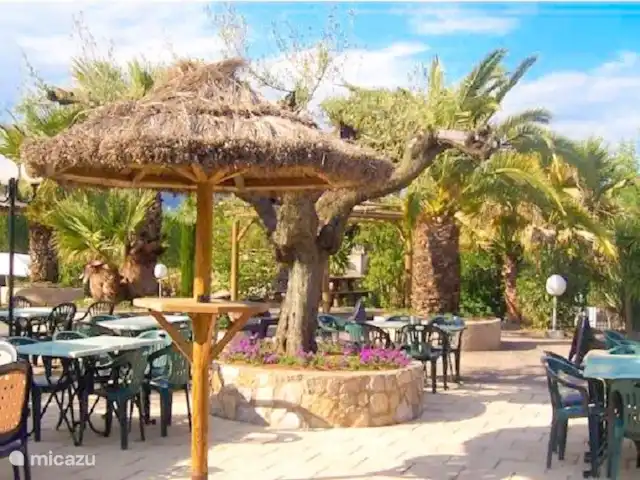 chalet en Francia, Costa Azul, Roquebrune-sur-Argens – Chalet Provenza Costa Azul Restaurante con terraza en el camping Lei Suves Greenchalets