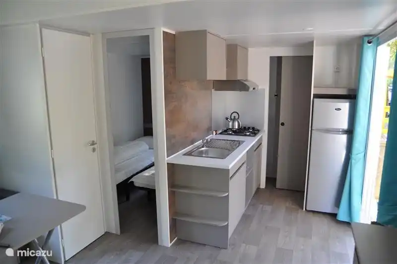 Küche mit großem Kühlschrank und Gefrierfach.