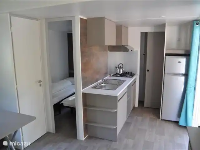 chalet en Francia, Costa Azul, Roquebrune-sur-Argens – Chalet Provenza Costa Azul Rincón de cocina con nevera grande y congelador. Mobil home trigano, greenchalets