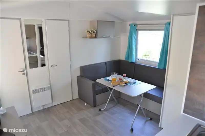 Sitzecke mit Ledercouch (Bett).