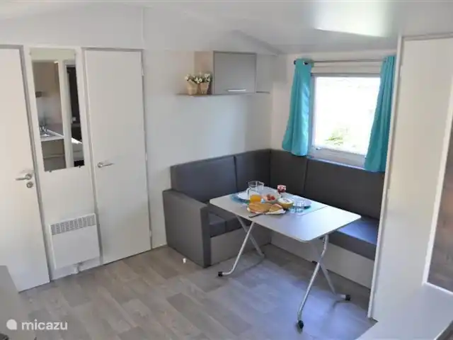 chalet en Francia, Costa Azul, Roquebrune-sur-Argens – Chalet Provenza Costa Azul Sala de estar con sofá de cuero (para dormir).