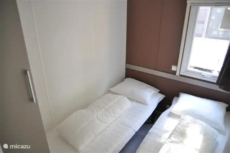 Schlafzimmer mit zwei Einzelbetten.