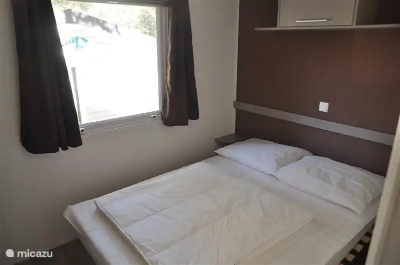 Schlafzimmer mit zwei Personen Bett.