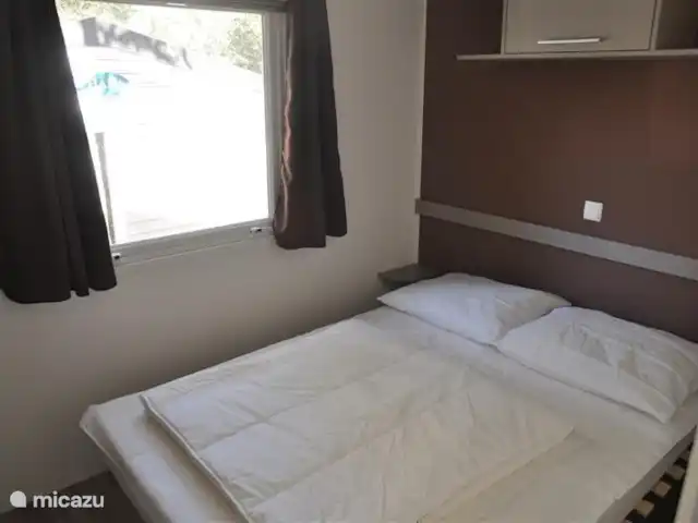 chalet en Francia, Costa Azul, Roquebrune-sur-Argens – Chalet Provenza Costa Azul dormitorio con una cama doble.