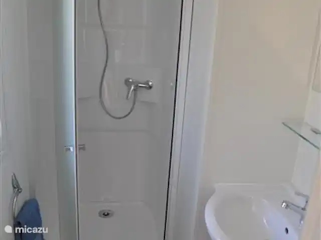 chalet en Francia, Costa Azul, Roquebrune-sur-Argens – Chalet Provenza Costa Azul cuarto de baño con ducha y lavabo.