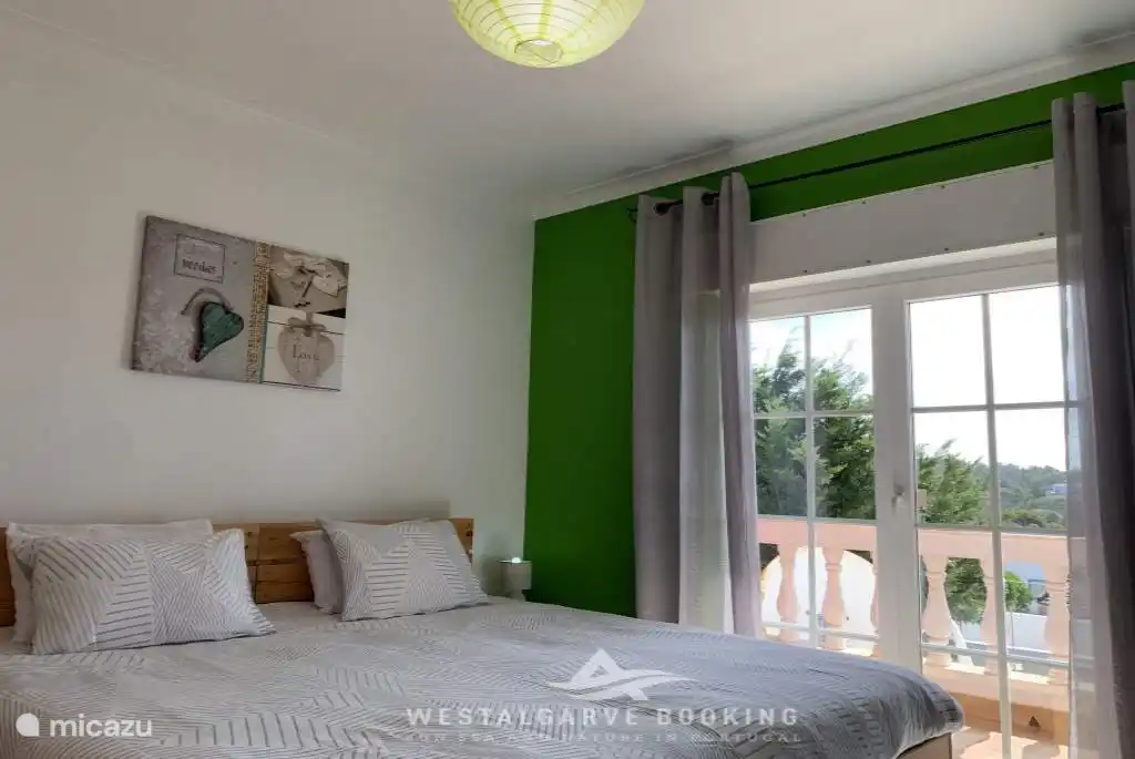 Slaapkamer met balkon