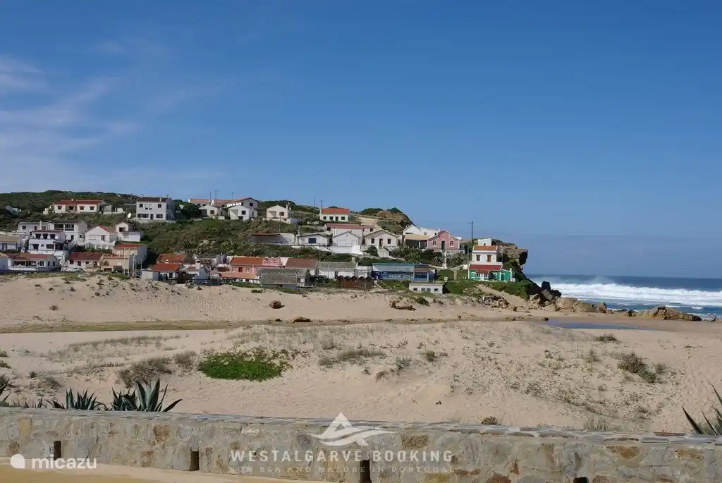 Strand Monte Clerigo met gezellige terrasjes en restaurants waar je heerlijk kunt eten.