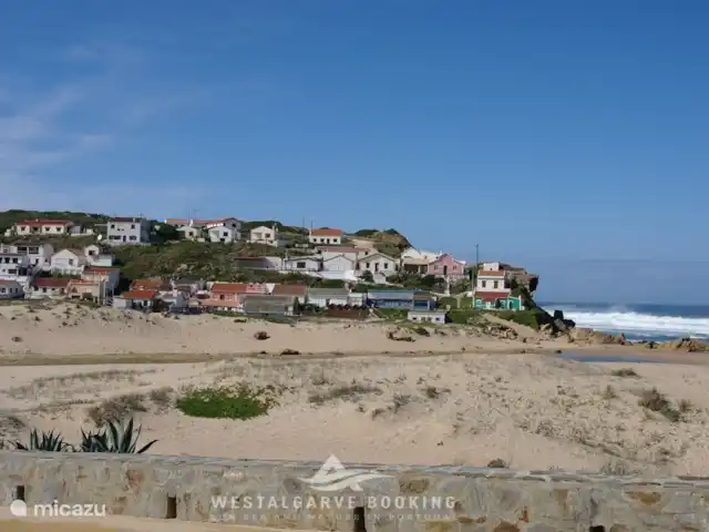 Spacieuse villa en bord de mer avec piscine | Portugal, Algarve, Aljezur - villa Plage de Monte Clerigo avec des terrasses confortables et des restaurants où vous pourrez déguster un délicieux repas.