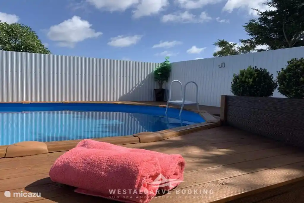 Afgeschermd privé zwembad.