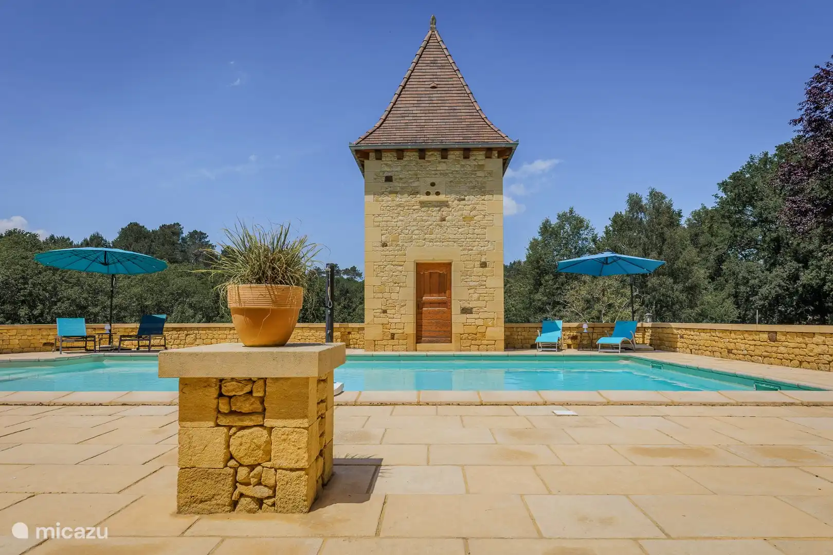 La terrasse autour de la piscine