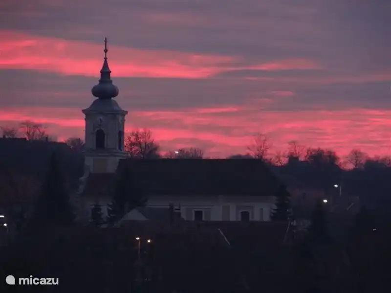 Sonnenuntergang vom Haus im November mit Blick auf die Dorfkirche.