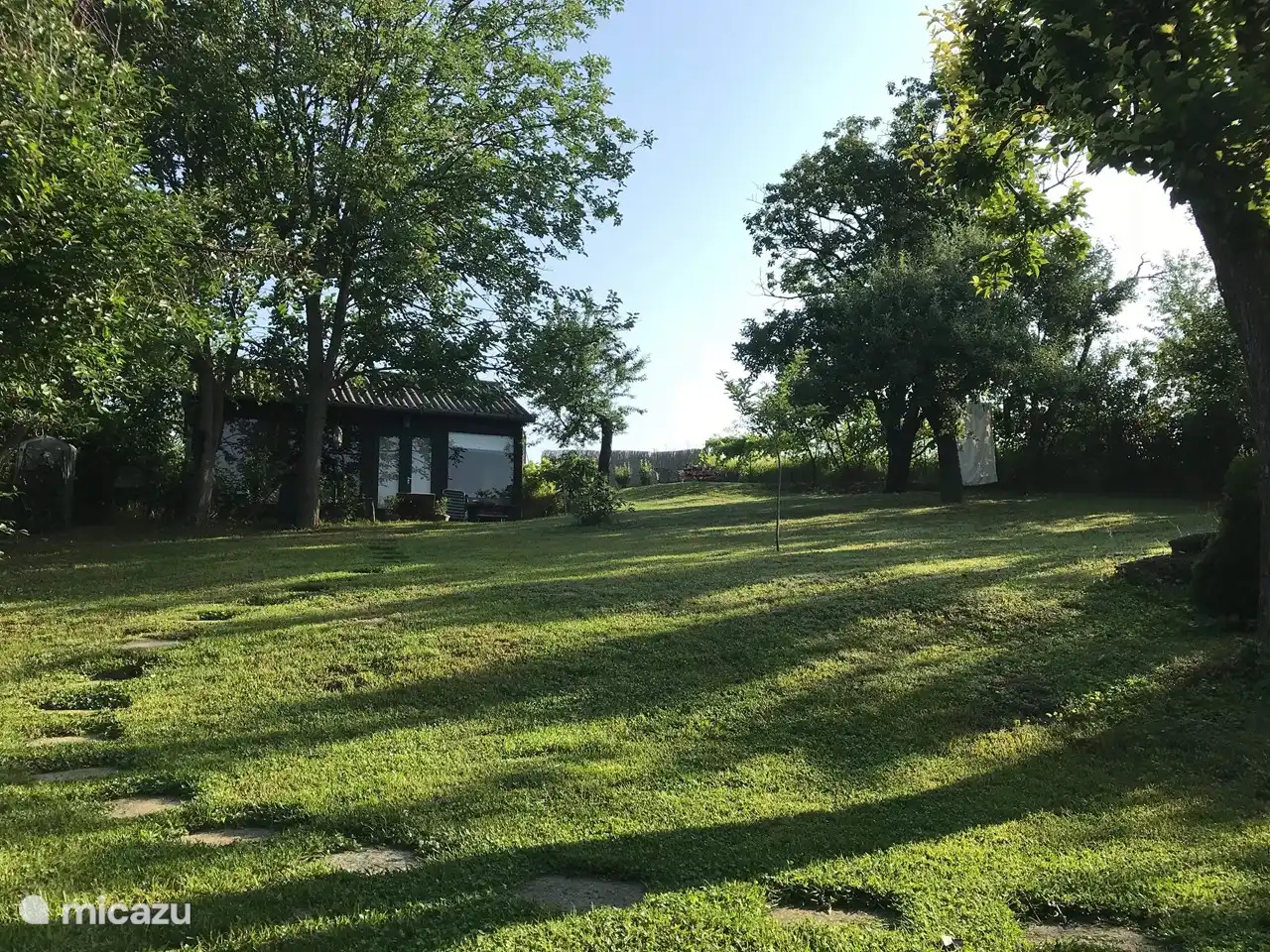 Das Gästehaus auf dem Hügel. Dahinter befindet sich das Schwimmbad.Wir haben jetzt eine schöne überdachte Terrasse für das Gästehaus.