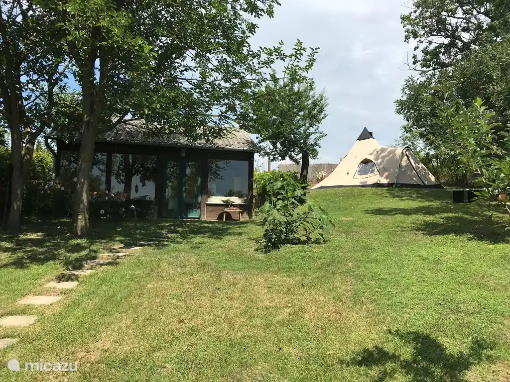 Das Gästehaus (Holzhaus) mit dem Tipi-Zelt daneben. Wir vermieten nur das Ferienhaus oder Ferienhaus mit Tipi-Zelt. Es gibt also keine anderen Gäste als Sie.