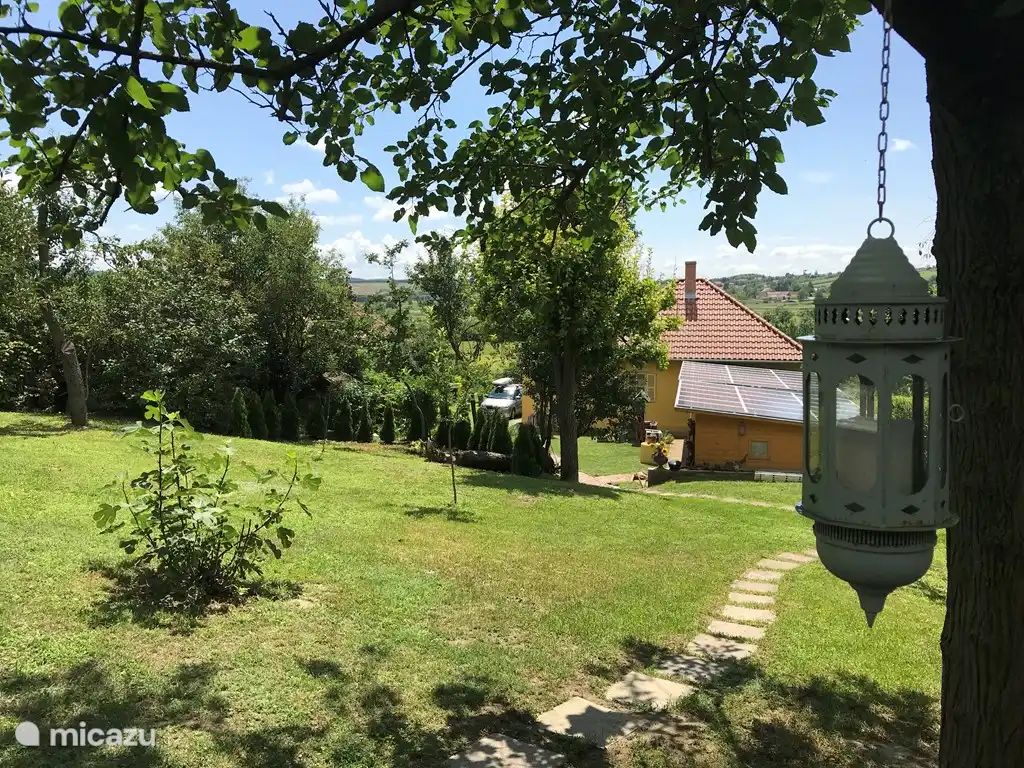 Blick vom Haus ins Tal (die Besitzer wohnen im gelben Haus).